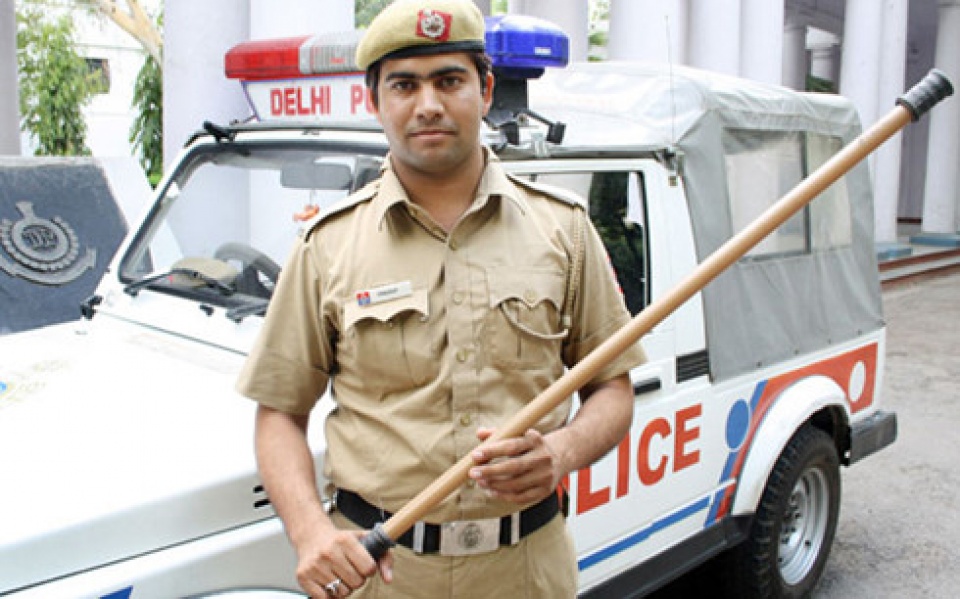 an do 12 nguoi bi bat vi khong chiu dung khi nghe quoc ca