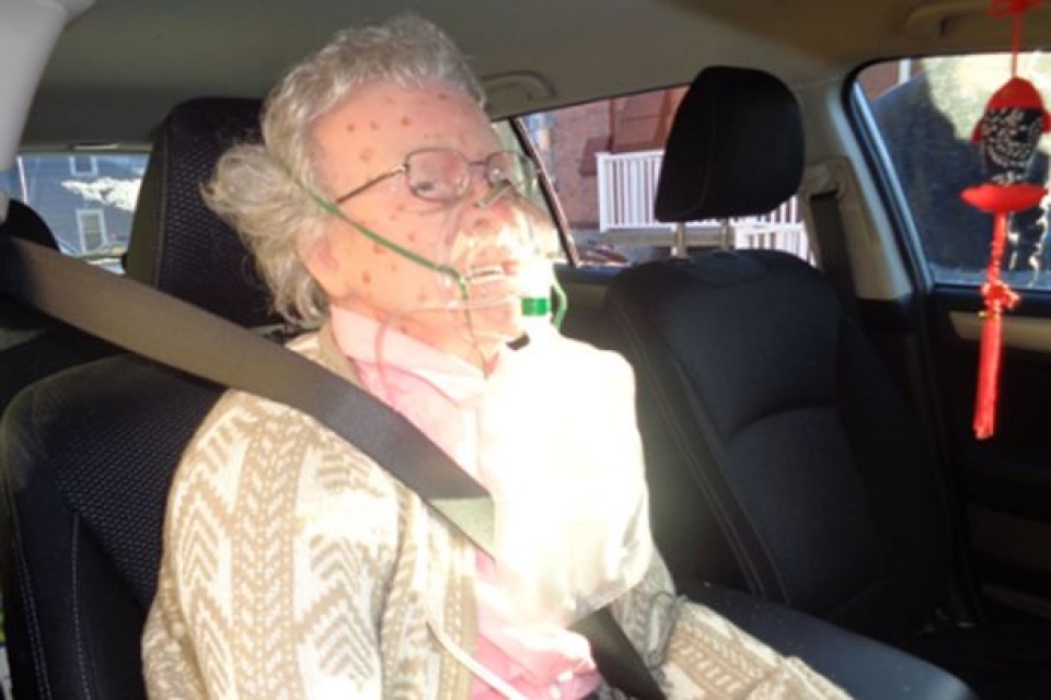 canh sat dap vo cua kinh o to de giai cuu manequin