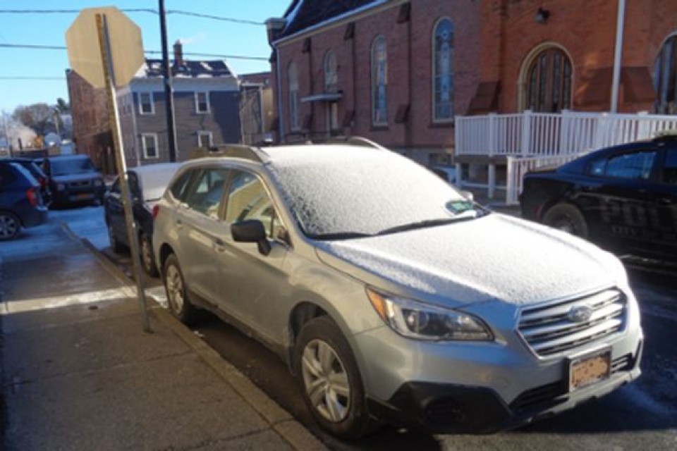 canh sat dap vo cua kinh o to de giai cuu manequin