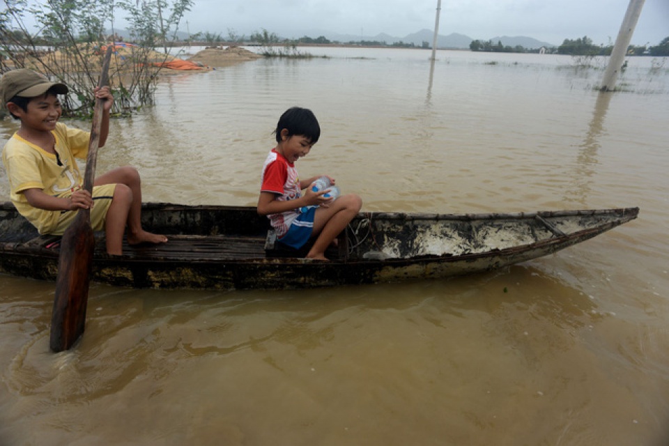bi lu co lap tre em cheo xuong di xin nuoc sach