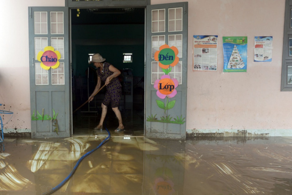 bi lu co lap tre em cheo xuong di xin nuoc sach