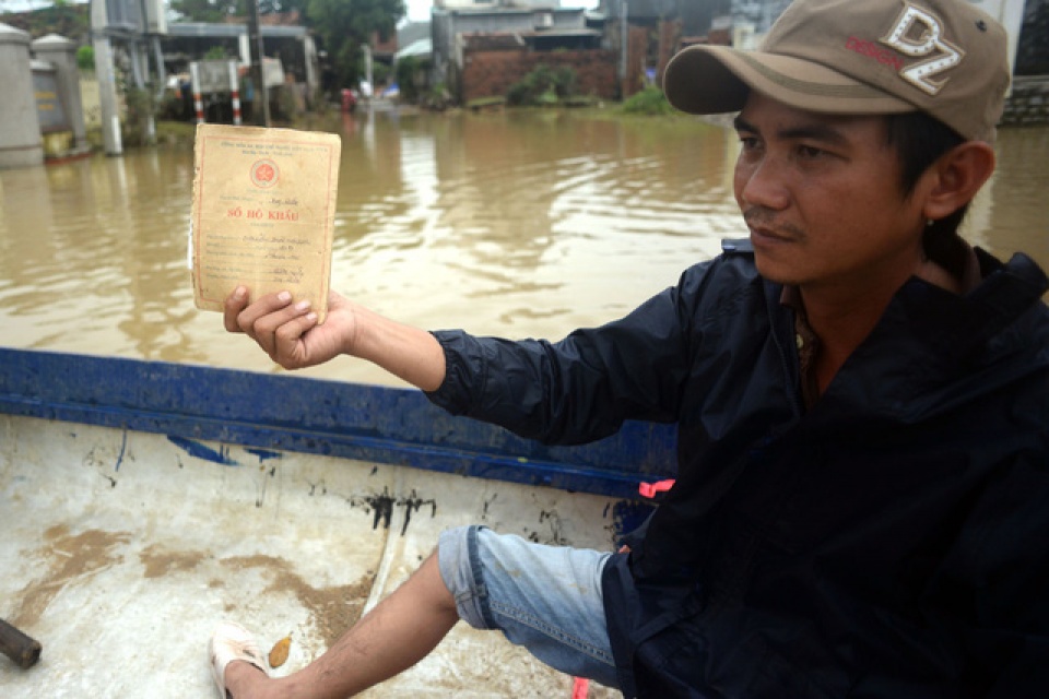 bi lu co lap tre em cheo xuong di xin nuoc sach