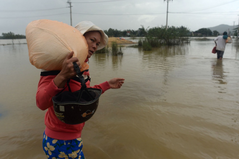 bi lu co lap tre em cheo xuong di xin nuoc sach