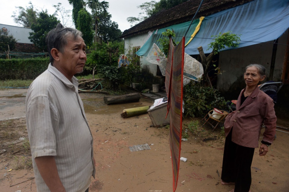 bi lu co lap tre em cheo xuong di xin nuoc sach