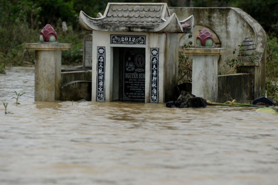 bi lu co lap tre em cheo xuong di xin nuoc sach