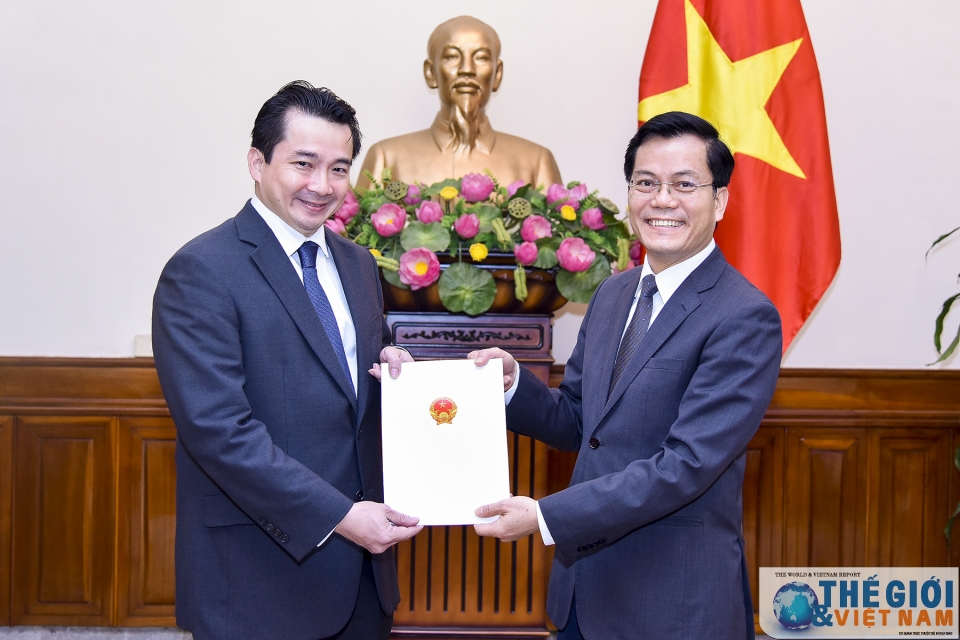 bo ngoai giao trao quyet dinh phan cong can bo quan ly