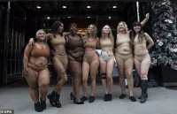 Phụ nữ “ngoại cỡ” xuất hiện trước cửa hiệu nội y đòi “vẻ đẹp đa dạng”
