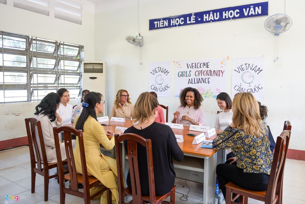 nhung hinh anh ba michelle obama trong buoi gap go o long an