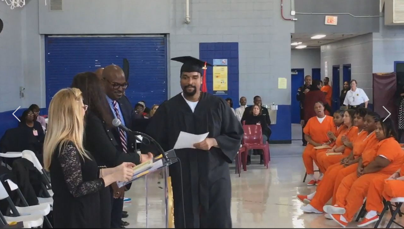 mot nha tu o my to chuc le tot nghiep sau song sat cho cac tu nhan