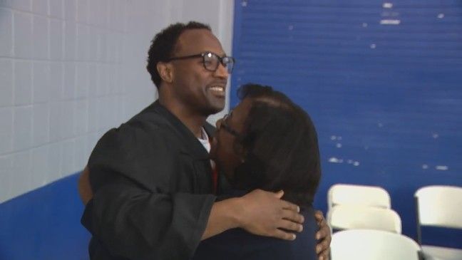 mot nha tu o my to chuc le tot nghiep sau song sat cho cac tu nhan