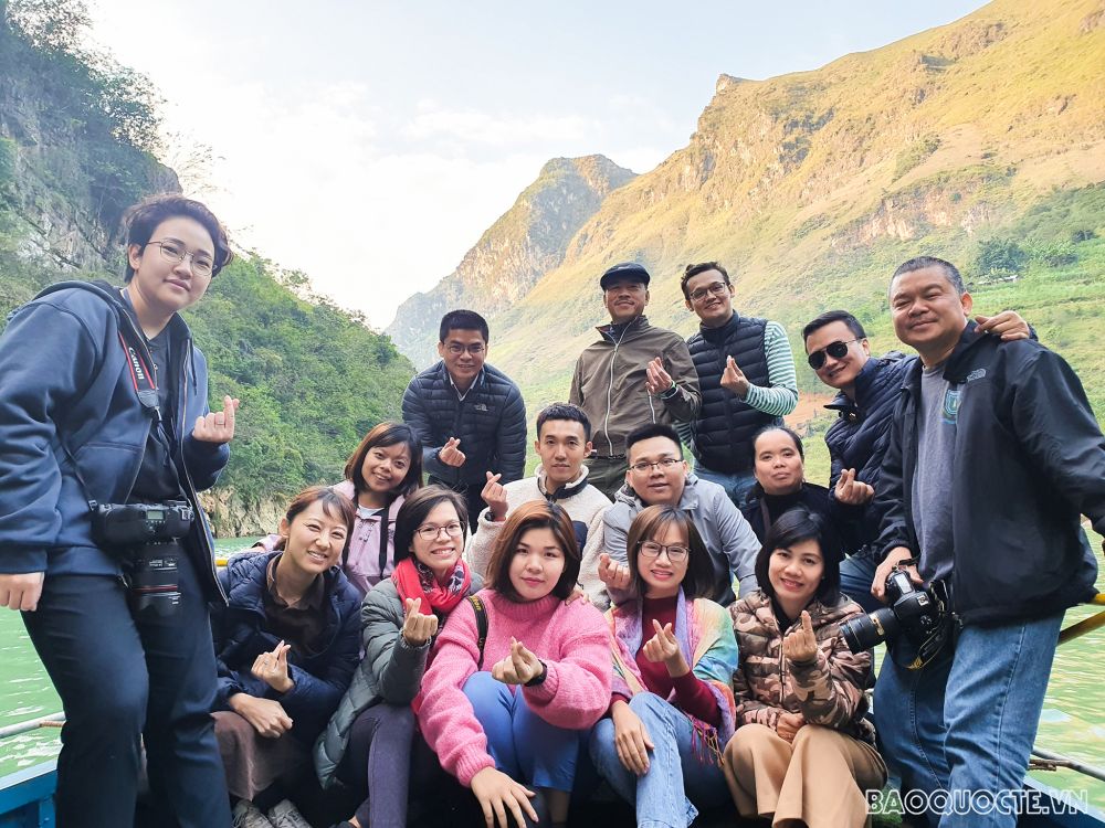 Đoàn phóng viên báo chí nước ngoài thăm cao nguyên đá Đồng Văn