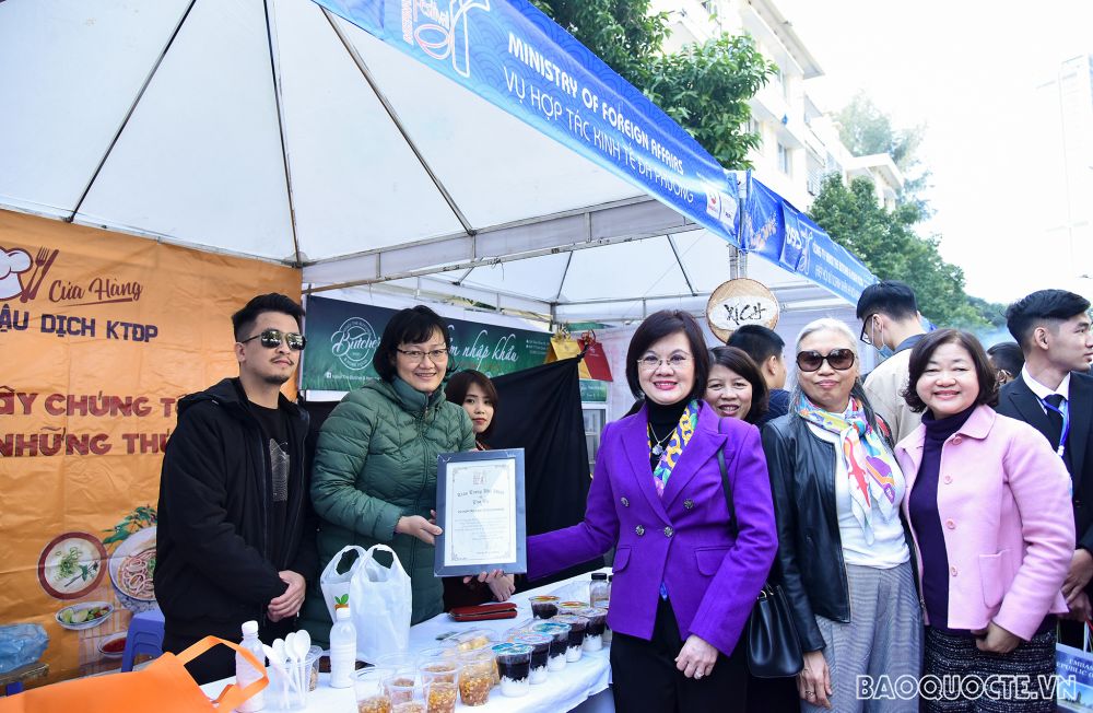 Liên hoan Ẩm thực Quốc tế 2020 quy tụ nhiều món ngon từ khắp các nước và tỉnh thành Việt Nam Liên hoan Ẩm thực Quốc tế 2020 quy tụ nhiều món ngon từ khắp các nước và tỉnh thành Việt Nam