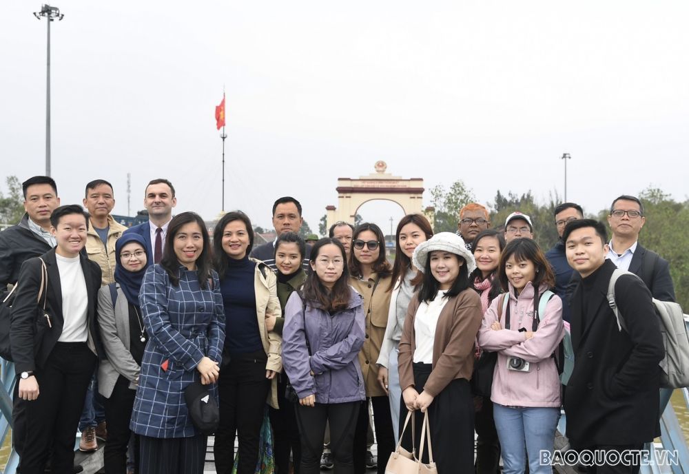 Đoàn chụp ảnh lưu niệm tại cầu Hiền Lương. 