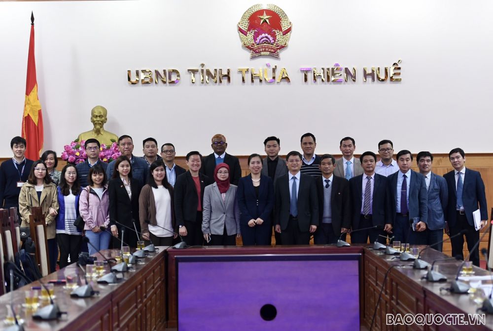 Đoàn phóng viên báo chí nước ngoài thăm và tìm hiểu hai tỉnh Thừa Thiên Huế và Quảng Trị