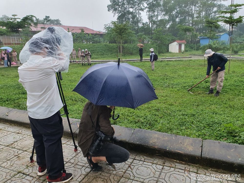 Các phóng viên tác nghiệp tại Trung tâm Hành động bom mìn tỉnh Quảng Trị. 