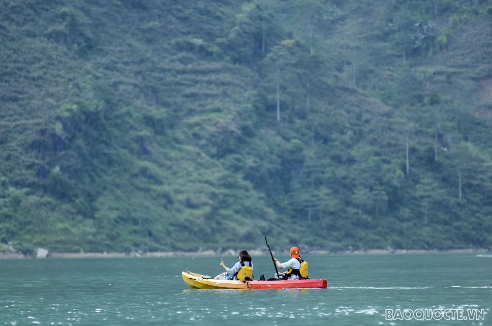 Đi thuyền trên sông Nho Quế ngắm tuyệt tác thiên nhiên