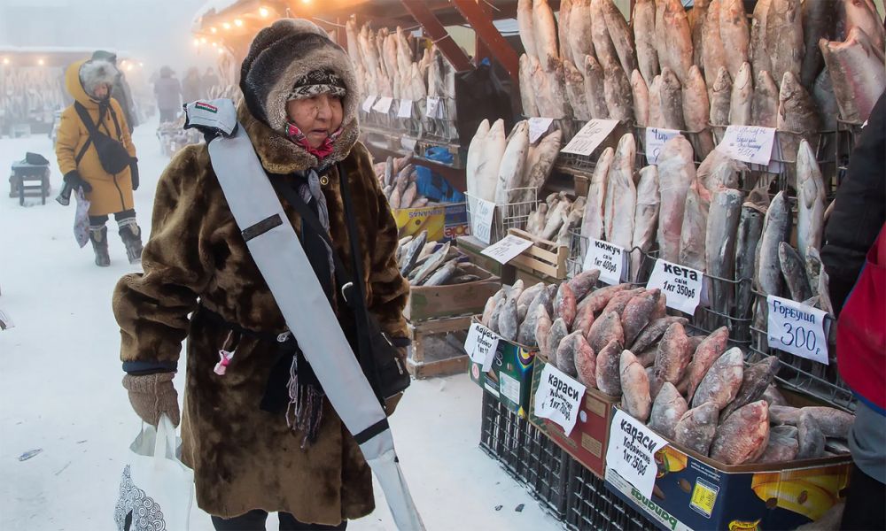 Lông mi và tóc đóng băng khi đi ngoài trời ở thành phố lạnh nhất thế giới