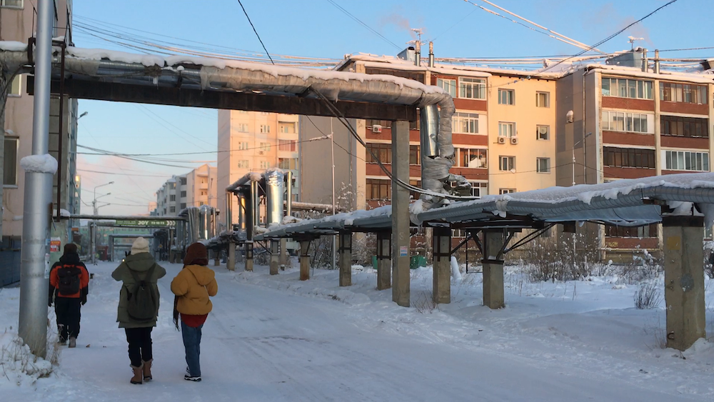 Lông mi và tóc đóng băng khi đi ngoài trời ở thành phố lạnh nhất thế giới