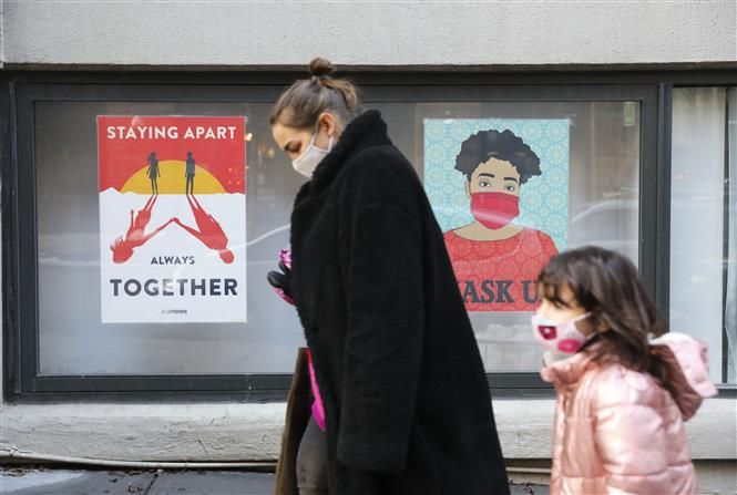 Người dân đeo khẩu trang phòng dịch COVID-19 tại New York, Mỹ ngày 21/12. (Nguồn: Tân Hoa xã) Người dân đeo khẩu trang phòng dịch COVID-19 tại New York, Mỹ ngày 21/12. (Nguồn: Tân Hoa xã)