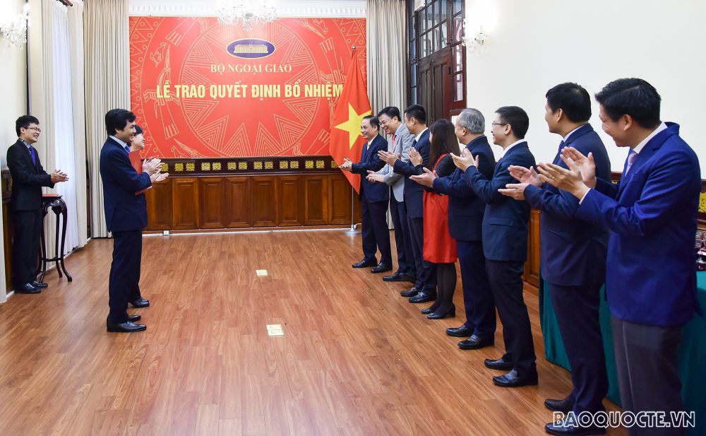 Thứ trưởng Lê Hoài Trung trao quyết định cho 2 cán bộ lãnh đạo, quản lý