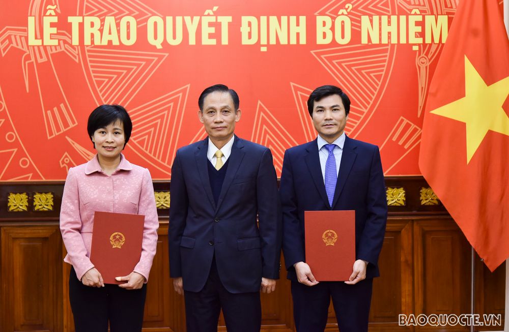 Thứ trưởng Lê Hoài Trung trao quyết định cho 2 cán bộ lãnh đạo, quản lý