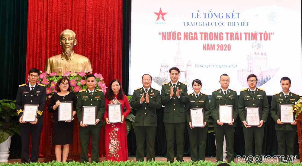 Ban tổ chức trao giải cho 10 giải khuyến khích. Ban tổ chức trao giải cho 10 giải khuyến khích.