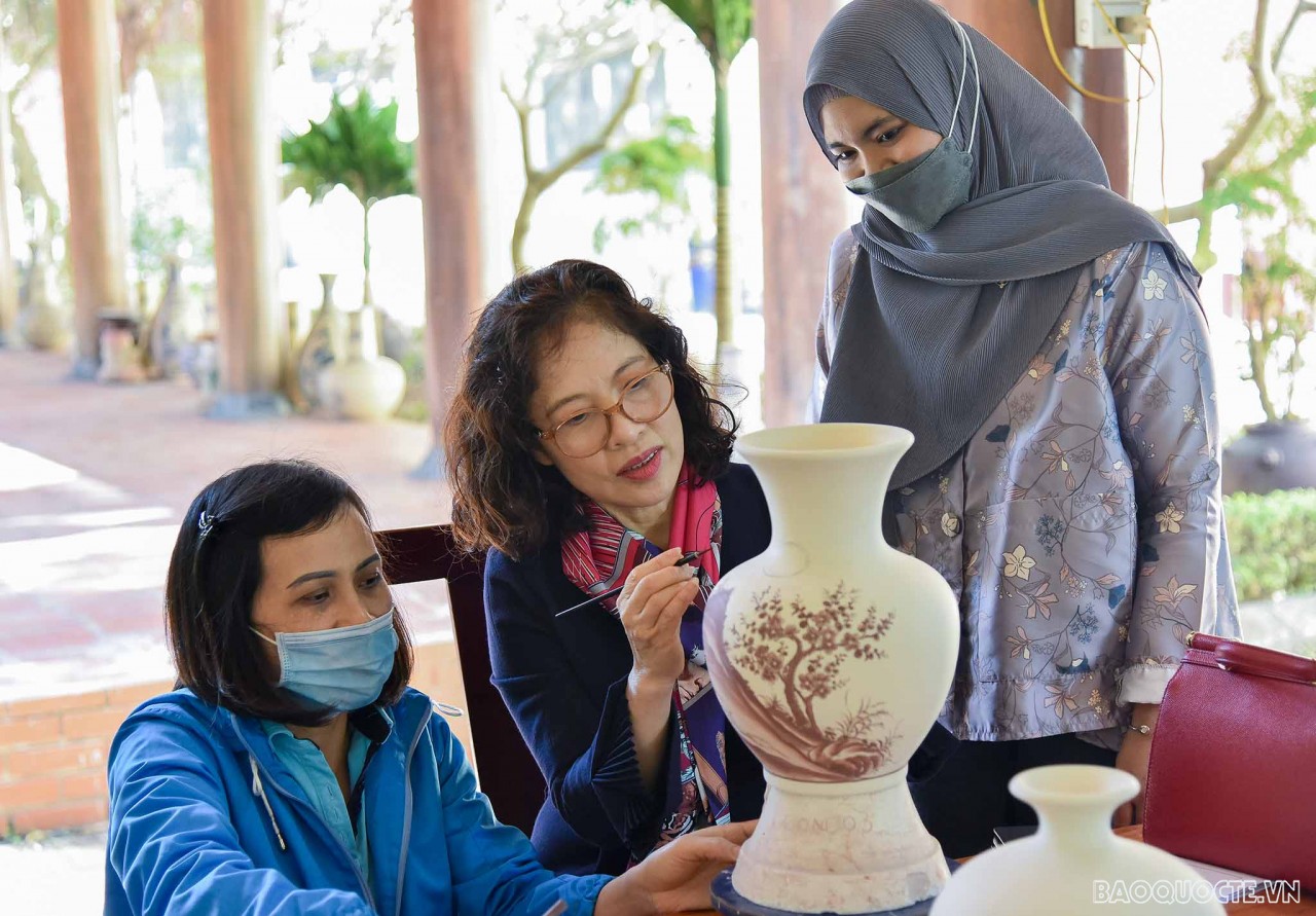 Nhóm AWCH trổ tài vẽ trê sản phẩm gốm