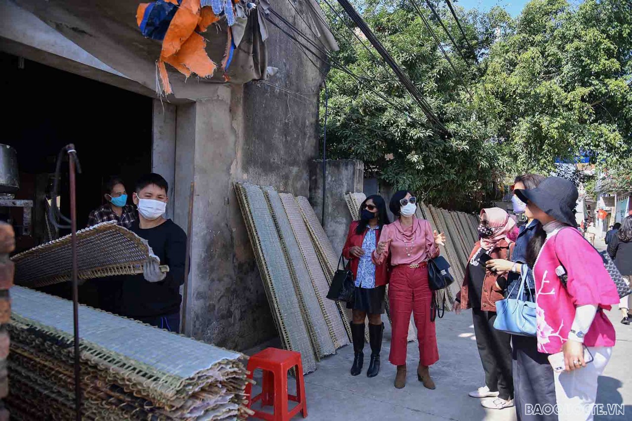 Nhóm AWCH thăm và tìm hiểu về sản vật địa phương tại tỉnh Bắc Giang