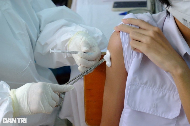 Tiêm vaccine ngay cho F0 vừa khỏi bệnh: Chuyên gia nói gì?