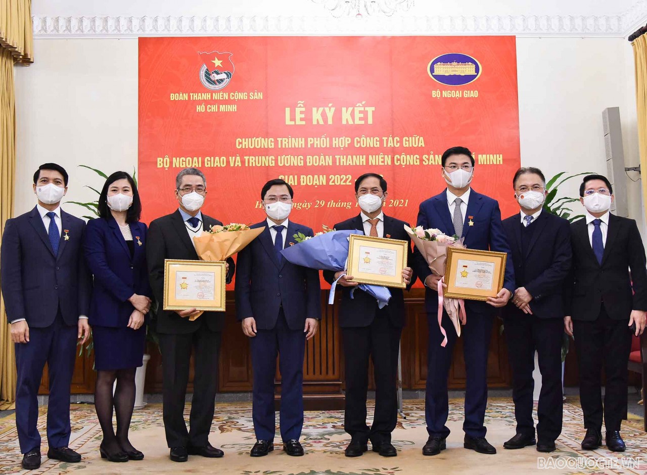 Bộ Ngoại giao và Trung ương Đoàn TNCS Hồ Chí Minh ký kết chương trình phối hợp công tác