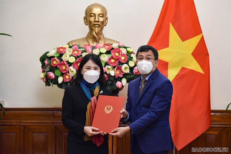 Thứ trưởng Ngoại giao Nguyễn Minh Vũ trao quyết định điều động và bổ nhiệm cán bộ cấp Vụ