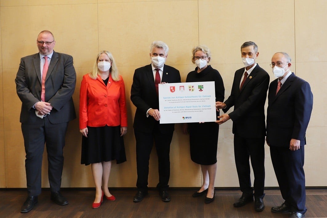 Ngoại giao vaccine  từ các cơ quan đại diện Việt Nam ở nước ngoài