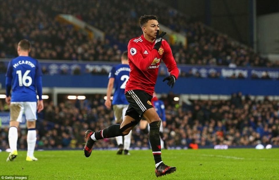 danh bai everton manchester united tro lai top 2 premier league
