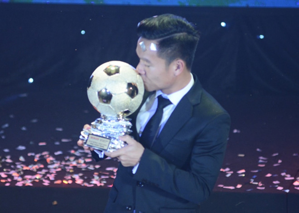 dinh thanh trung gianh giai thuong qua bong vang viet nam 2017