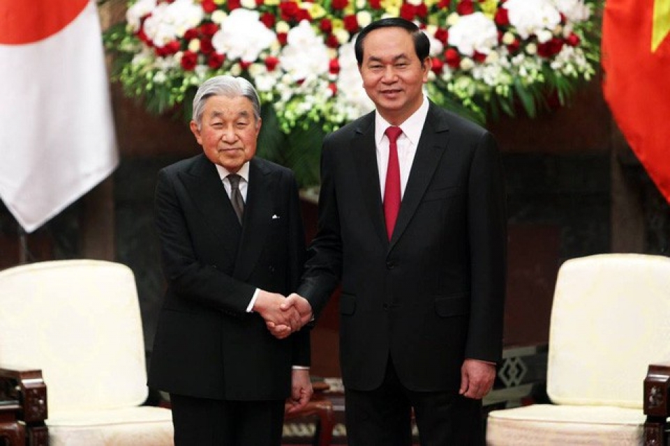 xuc dong bai tho ve viet nam cua nhat hoang akihito