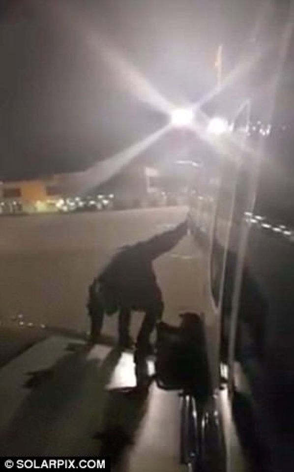 mo cua thoat hiem may bay nhay xuong duong bang vi sot ruot