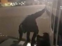 bi xo nga tu cua may bay xuong duong bang hanh khach bi thuong nang