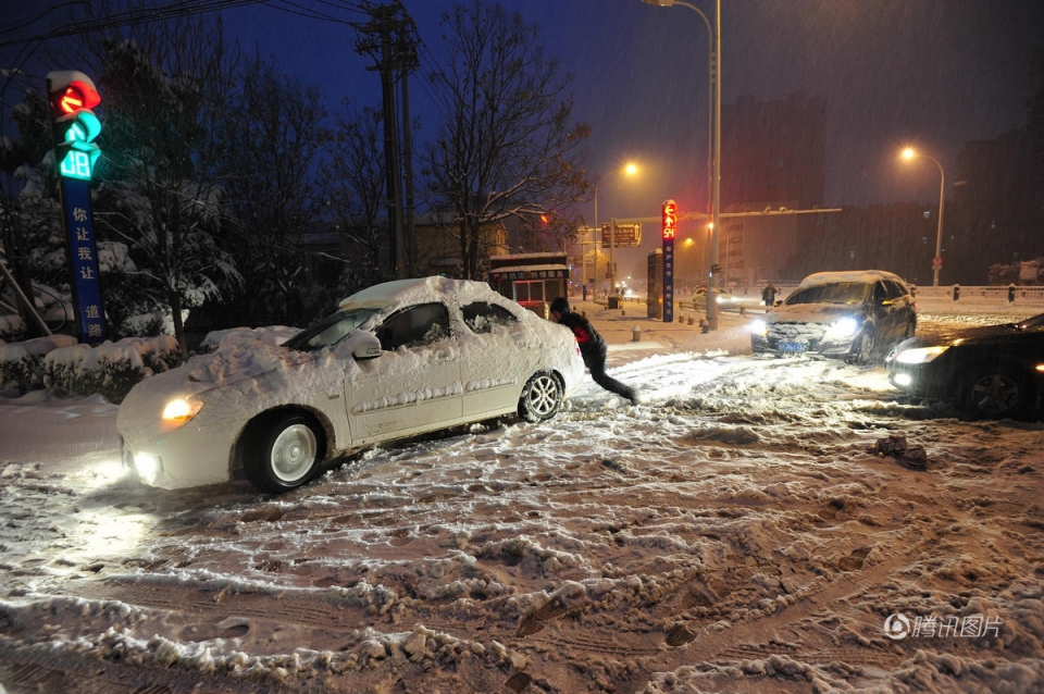 Tuyết rơi dày ở Trung Quốc, người dân "đắp chăn bông" ra đường tuyet roi day o trung quoc nguoi dan dap chan bong ra duong