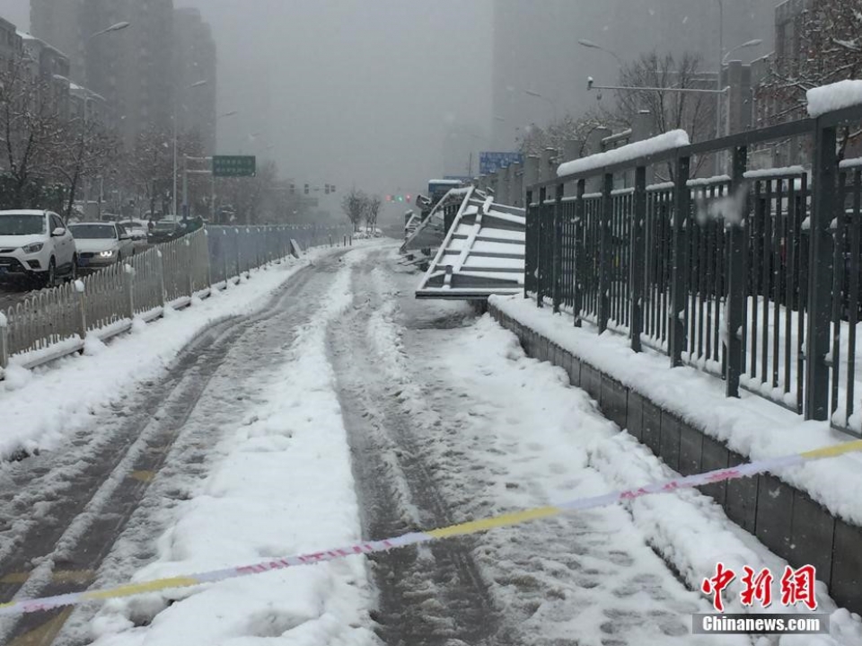 Tuyết rơi dày ở Trung Quốc, người dân "đắp chăn bông" ra đường tuyet roi day o trung quoc nguoi dan dap chan bong ra duong