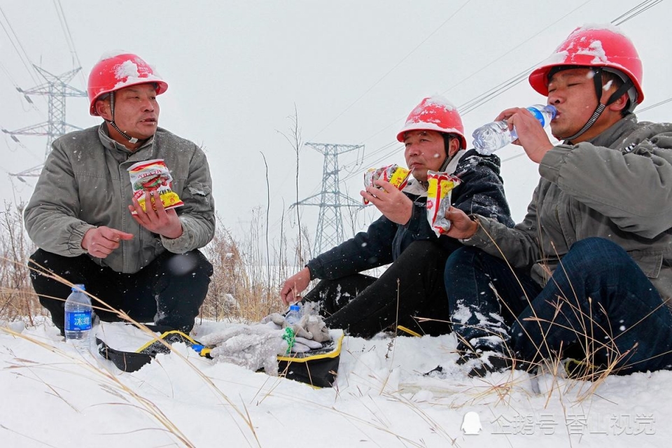 Tuyết rơi dày ở Trung Quốc, người dân "đắp chăn bông" ra đường tuyet roi day o trung quoc nguoi dan dap chan bong ra duong