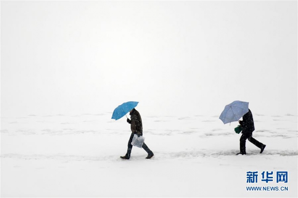 Tuyết rơi dày ở Trung Quốc, người dân "đắp chăn bông" ra đường tuyet roi day o trung quoc nguoi dan dap chan bong ra duong