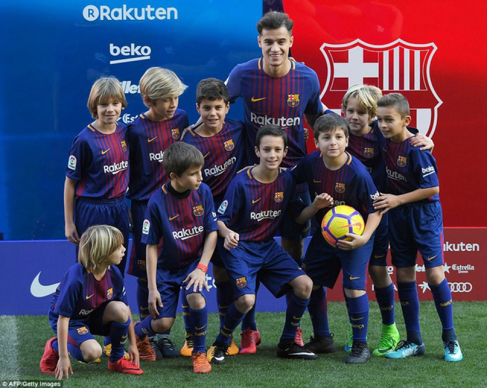 hang nghin co dong vien barcelona chao don bom tan coutinho