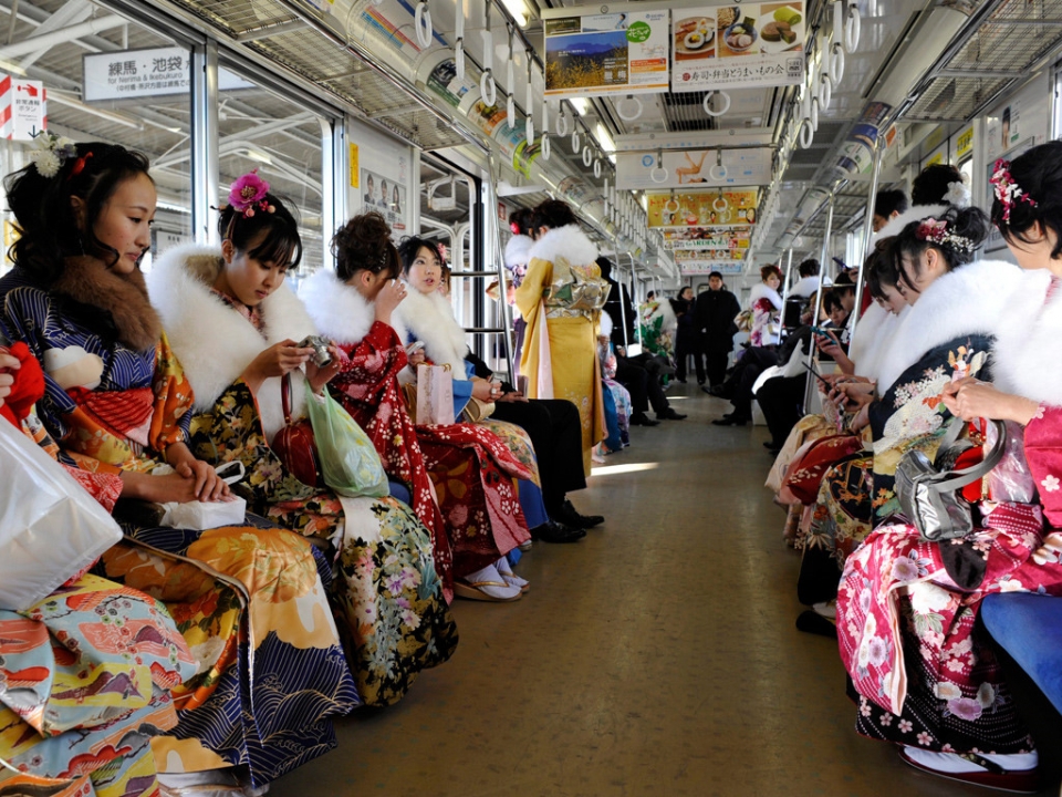 Nhật Bản: Rực rỡ sắc màu Kimono trong lễ trưởng thành của các thiếu nữ nhat ban ruc ro sac mau kimono trong le truong thanh cua cac thieu nu