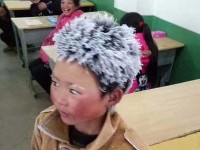 Trung Quốc: Đi bộ tới trường, cậu bé bị đóng băng toàn bộ tóc