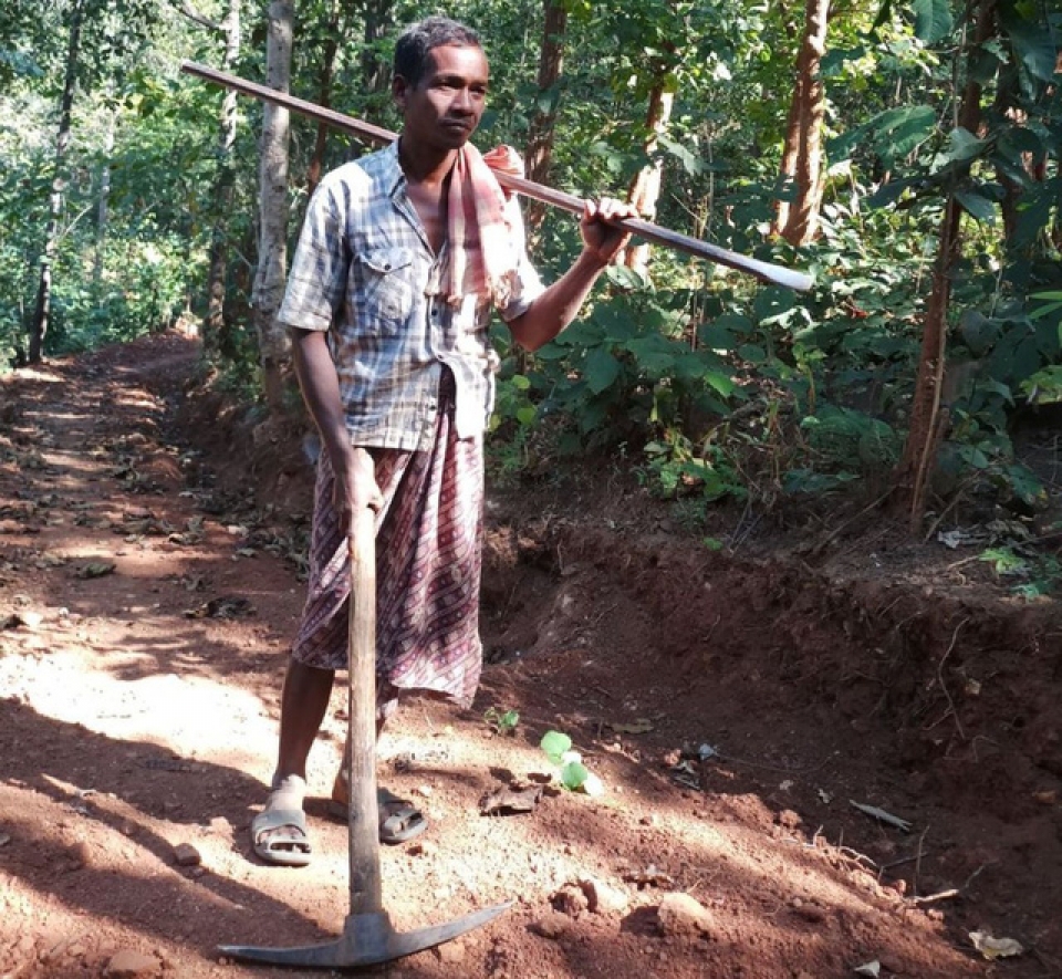 nguoi dan ong dao 8km xuyen nui mo duong cho con den truong
