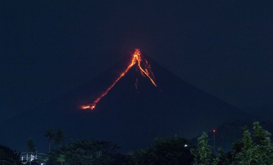 dung nham tu nui lua philippines do ruc trong dem