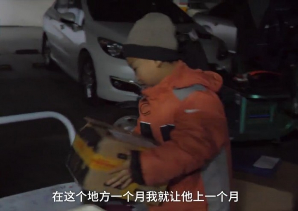 Trung Quốc: Xót xa cảnh bé 7 tuổi đi giao hàng kiếm sống trung quoc xot xa canh be 7 tuoi di giao hang kiem song