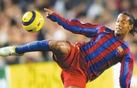 “Ảo thuật gia” Ronaldinho chính thức giải nghệ