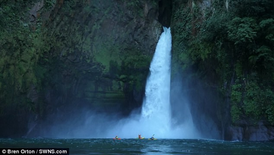 cheo xuong lao xuong thac nuoc cao 40m de lap ky luc