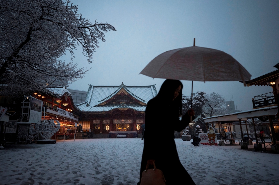 bao tuyet ky luc tan cong tokyo 6000 nguoi mac ket o san bay